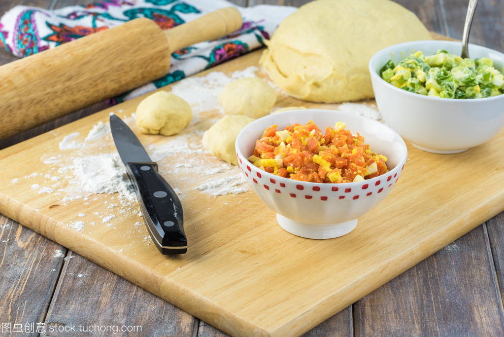 營養(yǎng)美味的帶蛋和蔬菜餡的餡餅叮咬 成分解析與制作要訣